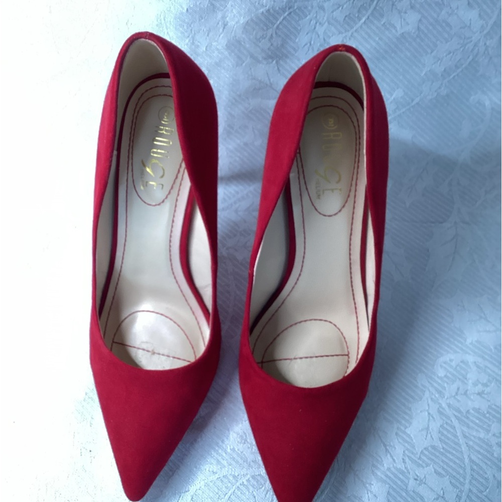 Gorgeous pair of Red Suede Pumps by “Rouge Helium” size 9